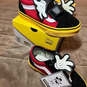 Kids Vans Old Skool V (Disney) Mickey Hugs size 12